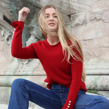 Abbelone Sweater er i 100% cashmere og med perledetaljer på hvert ærme.  En style du aldrig går galt i byen med, fordi den nemt kan dresses op og ned.
