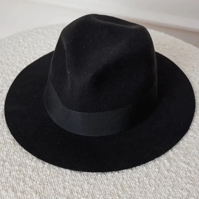 Patricia Wool Hat, en trend, der er ved at komme frem i gadebilledet.  Hatten er lavet af filtet uld, og den er helt perfekt til at give dit outfit et personligt præg.  Patricia Wool Hat kan styles på mange måder - det er kun din fantasi, der sætter grænser.  Hatten er fås i fire størrelser og er unisex.   Oprindelig pris kr. 699,00