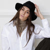 Patricia Wool Hat, en trend, der er ved at komme frem i gadebilledet.  Hatten er lavet af filtet uld, og den er helt perfekt til at give dit outfit et personligt præg.  Patricia Wool Hat kan styles på mange måder - det er kun din fantasi, der sætter grænser.  Hatten er fås i fire størrelser og er unisex.   Oprindelig pris kr. 699,00
