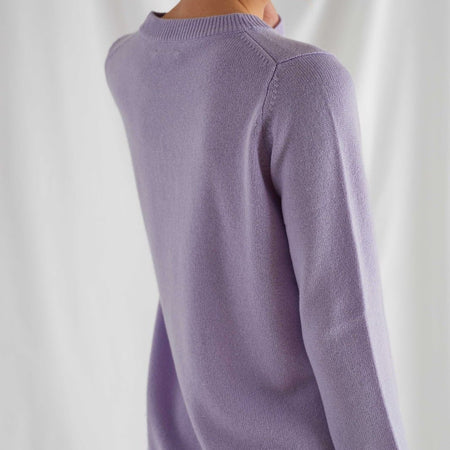 Straight O-neck Sweater - Cashmere glatstrikket trøje med en markant ribkant langs halsudskæringen. Trøjen er længere bagpå end foran, hvilket giver en meget flot silhuet og et afslappet look. Den er mere lige i snittet og opfattes derfor som en lidt oversized model.  - 7 gauge - 100% Kashmir - Modellen bærer størrelse S og er 174 cm høj - Normal i størrelsen - Lige pasform - Trøjens længde bagtil er 68 cm i størrelse S